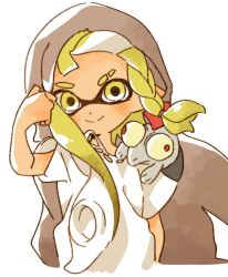 1girl agent_3_(splatoon_3) animal animal_on_shoulder blonde_hair braid brown_cape bulging_eyes cape closed_mouth colored_sclera commentary cropped_torso eyebrow_cut floating_hair hair_tie hand_in_own_hair highres hood hood_up inkling inkling_girl inkling_player_character looking_at_viewer namori nintendo pointy_ears red_eyes shirt short_sleeves simple_background single_braid smallfry_(splatoon) splatoon_(series) splatoon_3 tentacle_hair torn_cape torn_clothes white_background white_shirt yellow_eyes yellow_sclera