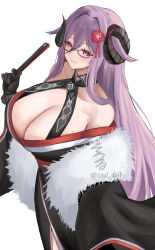 1girl absurdres alternate_costume azur_lane black_gloves black_horns black_kimono breasts cleavage collarbone commentary_request curled_horns feather_boa folding_fan friedrich_carl_(azur_lane) from_above glasses gloves hair_between_eyes hand_fan highres holding holding_fan horns huge_breasts japanese_clothes kimono long_hair long_sleeves looking_at_viewer looking_up mole mole_under_mouth purple_eyes purple_hair signature simple_background smile solo soul_(dp11) twitter_username white_background