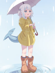 1girl alternate_costume blue_background blue_eyes blue_hair boots brown_boots fins fish_tail full_body gawr_gura hair_ornament highres holding holding_umbrella hololive hololive_english hsh long_sleeves medium_hair multicolored_hair no_nose open_mouth puddle rain raincoat rubber_boots shark_hair_ornament shark_tail short_twintails sidelocks simple_background solo streaked_hair surprised tail twintails umbrella white_hair white_umbrella wide_sleeves yellow_raincoat