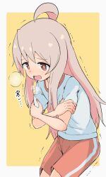 Rule 34 | 1girl, ahoge, breath, brown eyes, cold, colored inner hair, commentary, crossed arms, genderswap, genderswap (mtf), grey hair, gym shirt, gym shorts, leaning forward, long hair, looking at viewer, multicolored hair, onii-chan wa oshimai!, oyama mahiro, red shorts, shirt, short sleeves, shorts, single vertical stripe, solo, standing, t-shirt, tanuki noyama, translated, trembling, white shirt, yellow background