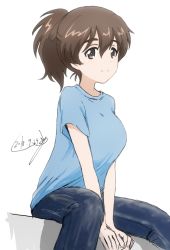 Rule 34 | 10s, 1girl, arm support, artist name, blue pants, blue shirt, brown eyes, brown hair, bukkuri, casual, closed mouth, commentary, dated, denim, girls und panzer, jeans, koyama yuzu, leaning forward, looking at viewer, medium hair, pants, shirt, short ponytail, short sleeves, signature, simple background, sitting, smile, solo, t-shirt, v arms, white background