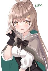 Rule 34 | 1girl, artist name, black bow, black gloves, black skirt, blush, bow, brown cape, brown eyes, brown hair, cape, commentary, english commentary, fingerless gloves, gloves, hair between eyes, hair ornament, hairclip, hand up, highres, hitsukuya, hololive, hololive english, looking at viewer, nanashi mumei, nanashi mumei (1st costume), parted lips, ponytail, puffy short sleeves, puffy sleeves, shirt, short sleeves, signature, simple background, skirt, smile, solo, virtual youtuber, white background, white shirt