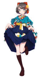 Rule 34 | 1girl, aqua eyes, bird, black hair, blue capelet, blue skirt, boots, bow, brown footwear, capelet, closed mouth, clothes lift, commentary request, cross-laced footwear, duck, full body, hair bow, hair ornament, hakama, hakama skirt, high-waist skirt, highres, hololive, japanese clothes, kanzashi, kimono, lace-trimmed capelet, lace-up boots, lace trim, lifting own clothes, multicolored eyes, obi, official alternate costume, oozora subaru, oozora subaru (new year), print kimono, red bow, sash, short hair, simple background, skirt, skirt lift, smile, standing, subaru duck, suzushika (13 96), uroko (pattern), virtual youtuber, white background, yellow eyes, yellow sash
