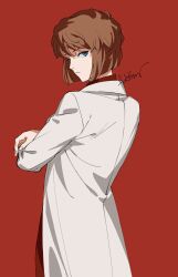 Rule 34 | 1girl, blue eyes, brown hair, closed mouth, coat, commentary request, cowboy shot, crossed arms, haibara ai, highres, lab coat, long sleeves, looking back, meitantei conan, red background, roru (lol dessin), short hair, signature, simple background, solo, white coat