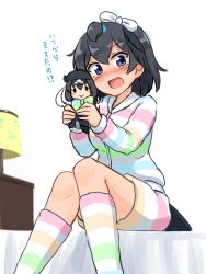 Rule 34 | 1girl, absurdres, black eyes, black hair, blush, character doll, commentary, doll, embarrassed, hair between eyes, head wings, highres, holding, holding doll, kemono friends, kemono friends 3, lamp, long sleeves, nose blush, on bed, open mouth, shiraha maru, short hair, shorts, simple background, sitting, solo, superb bird-of-paradise (kemono friends), tail, translated, western parotia (kemono friends), white background, wings