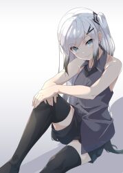 Rule 34 | 1girl, allial (coefont), bare shoulders, black hair, black shorts, black thighhighs, coefont, colored tips, commentary request, cross tie, foot out of frame, grey eyes, grey shirt, hair ornament, hairclip, hands on own knee, head tilt, highres, knee up, long hair, looking at viewer, multicolored hair, no coat, one side up, own hands together, shirt, shorts, sidelocks, signature, sitting, sleeveless, sleeveless shirt, smile, solo, swept bangs, thighhighs, white background, white hair, yanagita kousuke