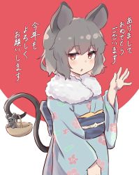Rule 34 | 1girl, :o, alternate costume, animal, animal ears, basket, blue kimono, chinese zodiac, commentary request, forneus 0, from side, fur collar, grey hair, hair between eyes, hand up, highres, holding, holding basket, holding with tail, japanese clothes, kimono, long sleeves, looking to the side, mouse (animal), mouse ears, mouse tail, nazrin, new year, obi, open mouth, orange eyes, outstretched hand, prehensile tail, red background, red eyes, sash, short hair, solo, tail, touhou, translation request, two-tone background, waving, white background, wide sleeves, winter clothes, year of the rat