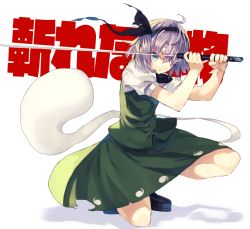 Rule 34 | 1girl, bad id, bad pixiv id, black bow, black footwear, blue eyes, bow, closed mouth, commentary request, full body, green skirt, grey hair, hair bow, hair over one eye, hands up, holding, holding sword, holding weapon, konpaku youmu, konpaku youmu (ghost), looking at viewer, on one knee, puffy short sleeves, puffy sleeves, serious, shoes, short hair, short sleeves, simple background, skirt, skirt set, solo, suminagashi, sword, text focus, touhou, translation request, weapon, white background