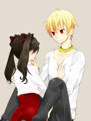 Rule 34 | 1boy, 1girl, aged down, black hair, blonde hair, fate/stay night, fate/zero, fate (series), gilgamesh (fate), haine (howling), hair ribbon, jewelry, long hair, necklace, official alternate costume, red eyes, ribbon, simple background, smile, tohsaka rin, twintails