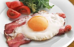 Rule 34 | bacon, breakfast, egg, egg (food), food, food focus, fried egg, lettuce, no humans, original, photo-referenced, photorealistic, plate, realistic, still life, sunny side up egg, tomato, toshi (hokkaido2015)