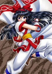 Rule 34 | 1girl, ainu clothes, black hair, blue eyes, bow, brown background, brown footwear, cropped legs, dagger, fighting stance, fingerless gloves, gloves, hair bow, hairband, highres, knife, long hair, looking at viewer, mayuge (gonta01), moccasins, nakoruru, pants, red bow, red hairband, reverse grip, samurai spirits, solo, weapon, white gloves, white pants