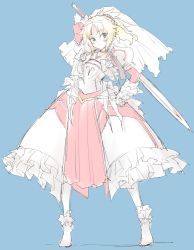 Rule 34 | 1girl, alternate costume, armor, blonde hair, blue background, blush, breastplate, clarent (fate), fate (series), green eyes, hand on own hip, mordred (fate), mordred (fate/apocrypha), mozu (peth), over shoulder, ponytail, short hair, solo, veil, weapon, weapon over shoulder