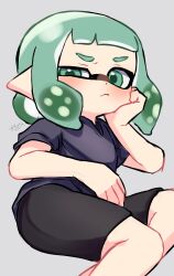 1girl absurdres amakusa_setoka black_shorts blush closed_mouth green_eyes green_hair grey_background hand_on_own_cheek hand_on_own_face highres inkling inkling_girl inkling_player_character invisible_chair looking_at_viewer medium_hair nintendo pointy_ears raised_eyebrow shorts signature simple_background sitting solo splatoon_(series) splatoon_3 tentacle_hair