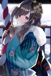 Rule 34 | 1girl, aqua kimono, back bow, bad id, bad pixiv id, black bow, black hat, blush, bow, brown gloves, brown hair, commentary request, day, floral print, flower, fur collar, gloves, hat, hat flower, hat ornament, highres, idolmaster, idolmaster shiny colors, japanese clothes, kimono, long hair, long sleeves, looking at viewer, mini hat, outdoors, parted lips, ponytail, print kimono, red eyes, rope, shibaebi (yasaip game), single hair intake, smile, snow, solo, tsukioka kogane, upper body, wide sleeves, winter