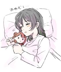 1girl black_hair blunt_bangs character_doll check_commentary commentary_request doll gradient_hair green_hair hair_bun half_updo head_on_pillow hood hood_down love_live! love_live!_nijigasaki_high_school_idol_club lying medium_hair multicolored_hair on_bed on_side pink_hair shirt single_side_bun sleeping solid_oval_eyes solllolll solo swept_bangs takasaki_yu translated uehara_ayumu upper_body white_shirt