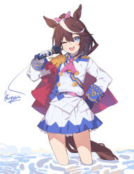 Rule 34 | 1girl, animal ears, ascot, asymmetrical gloves, belt, blue eyes, blue gloves, brown hair, cape, caustics, epaulettes, gloves, hand on own hip, holding, holding microphone, horse ears, horse girl, horse tail, jacket, long hair, long sleeves, looking at viewer, microphone, mismatched gloves, multicolored hair, one eye closed, open mouth, pink ascot, ponytail, signature, single epaulette, skirt, smile, solo, streaked hair, suimz, tail, tokai teio (umamusume), umamusume, wading, water, white background, white gloves, white jacket, white skirt
