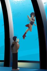 Rule 34 | 1boy, 1girl, against glass, aquarium, asymmetrical hair, backpack, bag, black hair, black one-piece swimsuit, boots, brown eyes, character name, commentary request, crop top, crossed bangs, faceless, faceless male, fish, framed breasts, fujinoki (horonabe-ken), hair between eyes, hand on glass, high heel boots, high heels, highres, i-13 (kancolle), indoors, kantai collection, one-piece swimsuit, sailor collar, school swimsuit, short hair, standing, swimsuit, underwater, waving, white sailor collar