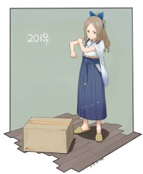Rule 34 | &gt;:p, 10s, 1girl, 2016, 2017, :p, :q, alternate hairstyle, alternate headwear, asakaze (kancolle), blue bow, blue eyes, blue hakama, bow, box, brown hair, cardboard box, clenched hand, dated, floral print, from above, full body, green background, green footwear, hair bow, hakama, hakama short skirt, hakama skirt, hip vent, japanese clothes, kantai collection, kawashina (momen silicon), kimono, long hair, long sleeves, meiji schoolgirl uniform, new year, no socks, ponytail, shoes, simple background, skirt, sleeves pushed up, slippers, solo, tareme, tongue, tongue out, v-shaped eyebrows, wavy hair, wide sleeves, wooden floor