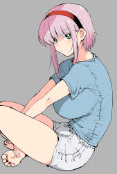 1girl barefoot between_legs blue_shirt breasts bright_pupils closed_mouth commentary from_side green_eyes grey_background hairband hand_between_legs henriiku_(ahemaru) highres indian_style invisible_floor knees_up large_breasts looking_at_viewer original pink_hair red_hairband shirt short_hair short_hair_with_long_locks short_shorts short_sleeves shorts sidelocks simple_background sitting soles solo t-shirt toes white_pupils white_shorts