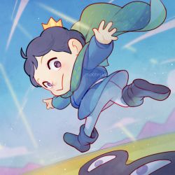 Rule 34 | 1boy, :&gt;, ahoge, artist name, black footwear, black hair, blue shirt, blush, bojji, boots, cape, closed mouth, commentary, crown, day, grass, green cape, grey eyes, grey pants, kage (ousama ranking), long sleeves, looking back, male focus, mini crown, mootecky, ousama ranking, outdoors, pants, pointing, shirt, short hair, smile