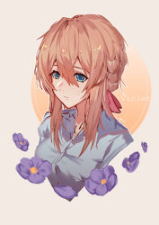 Rule 34 | 1girl, absurdres, blonde hair, blue eyes, character name, closed mouth, flower, grey background, hair between eyes, highres, long hair, looking to the side, purple flower, simple background, solo, sora (zwz030), upper body, violet evergarden, violet evergarden (series)
