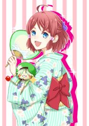 Rule 34 | 1girl, :d, ahoge, back bow, blue eyes, blue kimono, bow, from side, hair ornament, japanese clothes, kimono, looking at viewer, obi, open mouth, red bow, red hair, rose (tales), saklo, sash, short hair, smile, solo, sparkle, standing, striped background, striped clothes, striped kimono, tales of (series), tales of zestiria, yukata