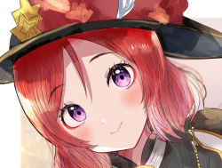 1girl artist_name artist_request black_hat black_shirt blush feathers female_focus hair_between_eyes hat hat_feather highres looking_at_viewer love_live! love_live!_school_idol_project nishikino_maki parted_lips purple_eyes red_hair shirt short_hair smile solo star_(symbol) star_print sunya_(honorin-yuunibo) sunya_(honorin_megumin) sunya_(pixiv17390904) upper_body white_feathers