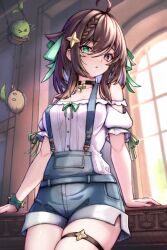 Rule 34 | !, 1girl, absurdres, ahoge, arm support, bare shoulders, black choker, blue hair, blue overalls, bow, braid, brown eyes, brown hair, choker, collarbone, colored inner hair, commentary, cross-shaped pupils, frown, green bow, green eyes, green ribbon, hair between eyes, hair bow, hair flaps, hair ornament, hatching (texture), heterochromia, highres, indie virtual youtuber, indoors, krow (elkrow2), leaning on object, looking at viewer, medium hair, meica (vtuber), mismatched pupils, multicolored hair, neck ribbon, off-shoulder shirt, off shoulder, overall shorts, overalls, pendant choker, puffy short sleeves, puffy sleeves, ribbon, shirt, short shorts, short sleeves, shorts, shorts rolled up, single braid, skindentation, sleeve ribbon, spanish commentary, sparkle hair ornament, sprout-shaped pupils, sprout pendant, standing, star (symbol), star hair ornament, suspenders, symbol-shaped pupils, thigh strap, two-tone hair, virtual youtuber, white shirt, window, wristband
