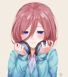 Rule 34 | 1girl, blue cardigan, blue eyes, blush, brown hair, cardigan, closed mouth, commentary request, face, go-toubun no hanayome, hair between eyes, headphones, headphones around neck, highres, holding, long hair, long sleeves, looking at viewer, nakano miku, shirt, simple background, smile, smiley face, solo, wei xiao, white background, white shirt