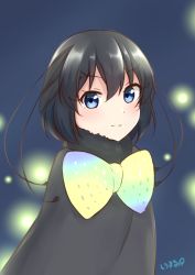Rule 34 | 1girl, :3, absurdres, antennae, black hair, blue eyes, blurry, blurry background, bow, commentary, eyes visible through hair, fur collar, hair between eyes, highres, kemono friends, large bow, light smile, looking at viewer, multicolored bow, shiraha maru, short hair, solo, upper body, western parotia (kemono friends)