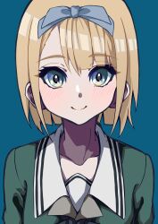 1girl 22/7 asymmetrical_bangs black_bow black_bowtie blonde_hair blue_background blue_bow blue_hairband blush bob_cut bow bow_hairband bowtie closed_mouth green_eyes green_shirt hair_bow hairband highres inverted_bob lionmaru0808 long_sleeves looking_at_viewer portrait rokubanchou_school_uniform sailor_collar saito_nicole school_uniform serafuku shirt short_hair simple_background smile solo white_sailor_collar