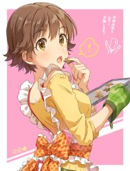Rule 34 | !, 1girl, \o/, apron, arms up, back bow, bad id, bad twitter id, baking sheet, blush, bow, brown eyes, brown hair, commentary, cookie, eating, food, frilled bow, frills, from side, gloves, green gloves, honda mio, idolmaster, idolmaster cinderella girls, looking to the side, off-shoulder, off-shoulder sweater, off shoulder, open mouth, orange bow, outstretched arms, oven mitts, p-head producer, pink background, plaid, plaid bow, producer (idolmaster), short hair, sleeves pushed up, solo, spoken exclamation mark, star (symbol), sweater, translation request, white frills, yellow sweater, zattape
