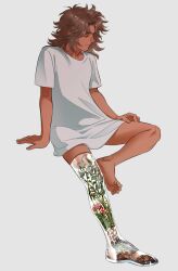 Rule 34 | 1boy, 5altybitter5, barefoot, brown hair, closed mouth, highres, long hair, male focus, original, prosthesis, prosthetic leg, shirt, short sleeves, simple background, sitting, smile, solo, white background, white shirt