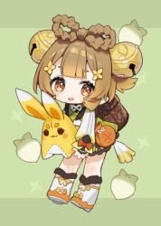 Rule 34 | 1girl, bag, basket, bell, blush, boots, bow-shaped hair, brown eyes, brown hair, chibi, dress, full body, genshin impact, green background, hair bell, hair ornament, holding, long sleeves, looking at viewer, parted lips, sakana no ike, simple background, solo, sparkle, turnip, yaoyao (genshin impact), yuegui (genshin impact)