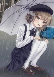 1girl bad_id bad_pixiv_id beret blush brown_eyes brown_footwear brown_hair collared_shirt fang flower hair_between_eyes hair_flower hair_ornament hands_on_own_knees hat hatoba_tsugu head_tilt highres holding holding_umbrella honami_(yths4221) long_sleeves looking_at_viewer necktie outdoors pantyhose parted_lips rain rose shirt shoes short_hair solo squatting umbrella virtual_youtuber white_flower white_pantyhose white_rose white_shirt white_umbrella