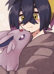 Rule 34 | 1boy, black hair, bright pupils, brown hoodie, closed mouth, colored inner hair, commentary request, creatures (company), crossed bangs, espeon, forehead jewel, game freak, gen 2 pokemon, grey background, hairband, highres, hood, hoodie, hykchiba, kieran (pokemon), light smile, male focus, medium hair, mole, mole on neck, multicolored hair, nintendo, pokemon, pokemon (creature), pokemon sv, purple eyes, purple hair, thick eyebrows, two-tone hair, white pupils, yellow eyes, yellow hairband