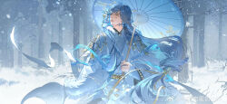 1boy absurdres blue_hair chinese_clothes code:_kite flower fur_trim green_eyes hair_flower hair_ornament hair_stick hanfu highres holding holding_umbrella jewelry long_hair long_sleeves male_focus monocle parted_lips robe snow snowing solo swept_bangs umbrella upper_body weibo_6592031922 white_flower white_robe zhang_miao_(code:_kite)