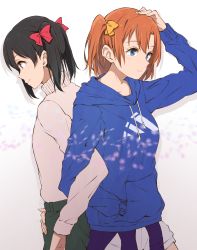 Rule 34 | 10s, 2girls, arm up, asymmetrical hair, back-to-back, black hair, blue eyes, casual, cowboy shot, from side, haine, hand on own head, highres, hood, hoodie, kosaka honoka, locked arms, long sleeves, love live!, love live! school idol project, multiple girls, orange hair, profile, red eyes, short hair, short twintails, shorts, side ponytail, sweater, twintails, upper body, yazawa nico