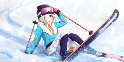 Rule 34 | 1girl, absurdres, arm up, blonde hair, blush, camouflage, camouflage pants, frown, full body, gloves, goggles, goggles on head, grey eyes, hair over one eye, hat, high collar, highres, holding ski pole, jacket, long sleeves, love live!, love live! nijigasaki high school idol club, love live! school idol festival all stars, mia taylor, official art, open mouth, outdoors, pants, parted bangs, short hair, sitting, ski gear, ski goggles, ski pole, skiing, skis, snow, solo, winter