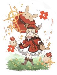 Rule 34 | 1girl, :3, ahoge, backpack, bag, blonde hair, boots, brown footwear, brown gloves, child, clover, dodoco (genshin impact), dress, feathers, four-leaf clover, genshin impact, gloves, grass, hat, hat feather, highres, jumpy dumpty, klee (genshin impact), long sleeves, low twintails, open mouth, pointy ears, pom pom (clothes), red dress, red headwear, sidelocks, simple background, spring2013, teeth, twintails, upper teeth only, walking, white background