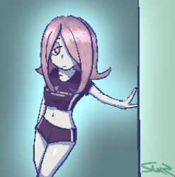Rule 34 | 1girl, black shirt, black shorts, clothes writing, crop top, hair over one eye, little witch academia, pink hair, red eyes, shirt, short shorts, shorts, squizz, sucy manbavaran