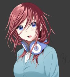Rule 34 | 1girl, black background, blue cardigan, blue eyes, blush, breasts, cardigan, chinese commentary, commentary request, go-toubun no hanayome, hair between eyes, headphones, headphones around neck, highres, long sleeves, looking at viewer, medium breasts, messy hair, nakano miku, open mouth, red hair, shirt, short hair, signature, simple background, solo, teeth, upper body, upper teeth only, white shirt, xiaoyan (sean ddd2881)