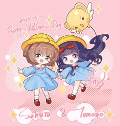 Rule 34 | 2girls, balloon, brown hair, cardcaptor sakura, character name, child, commentary, daidouji tomoyo, dated, green eyes, highres, holding hands, kero (cardcaptor sakura), kinomoto sakura, multiple girls, open mouth, pink background, purple eyes, purple hair, red footwear, so tsubasa, socks, symbol-only commentary, white socks