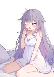 1girl ;o artist_name bare_arms bare_legs bare_shoulders barefoot bed_sheet between_legs breasts collarbone colored_inner_hair commentary english_commentary grey_hair hair_flaps hand_between_legs hand_up highres hololive hololive_english koseki_bijou long_hair lynnavtt messy_hair multicolored_hair nightgown on_bed one_eye_closed pillow pink_hair purple_eyes simple_background sitting small_breasts solo spaghetti_strap squeans twitter_username two-tone_hair very_long_hair virtual_youtuber wariza white_background white_nightgown yawning