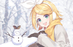 1girl bare_tree blonde_hair blue_eyes bow_hairband breath character_snowman commentary earmuffs gloves hair_ornament hairband hairclip jacket jenevan kagamine_rin long_sleeves looking_at_viewer open_mouth outdoors scarf short_hair smile snow snowing solo tree upper_body vocaloid winter