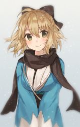 Rule 34 | 1girl, ahoge, black ribbon, black scarf, blonde hair, blue jacket, blush, closed mouth, commentary, english commentary, fate (series), grey eyes, hair between eyes, hair ribbon, head tilt, jacket, koha-ace, long sleeves, looking at viewer, mochii, okita souji (fate), okita souji (koha-ace), ribbon, scarf, smile, snow, snowing, solo, upper body