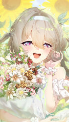 1girl bare_shoulders blush bouquet firefly_(honkai:_star_rail) flower grey_hair hair_between_eyes hair_ornament hairband hand_in_own_hair highres holding holding_bouquet honkai:_star_rail honkai_(series) long_hair looking_at_viewer open_mouth rayno smile solo sunflower two-tone_eyes upper_body white_hairband