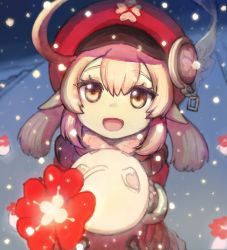 Rule 34 | 1girl, ahoge, blonde hair, blush, christmas, dress, eyelashes, genshin impact, gloves, hair between eyes, hat, hat feather, highres, holding, klee (genshin impact), kuuuukai, looking at viewer, low twintails, night, open mouth, pointy ears, red dress, red eyes, red headwear, snow, snowing, twintails
