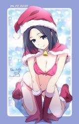 Rule 34 | 1girl, all fours, bikini, black hair, blue eyes, breasts, christmas, cleavage, closed mouth, dated, gloves, hat, highres, looking at viewer, midriff, navel, nii manabu, original, pink bikini, red gloves, red hat, red legwear, santa hat, short hair, signature, smile, solo, swimsuit