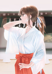 Rule 34 | 100zi, 1girl, arm up, blurry, blurry background, brown hair, closed mouth, depth of field, girls und panzer, grey eyes, hair ribbon, hakama, highres, japanese clothes, kimono, long sleeves, looking ahead, medium hair, mika (girls und panzer), miko, ponytail, red hakama, ribbon, solo, upper body, white kimono, white ribbon, wide sleeves